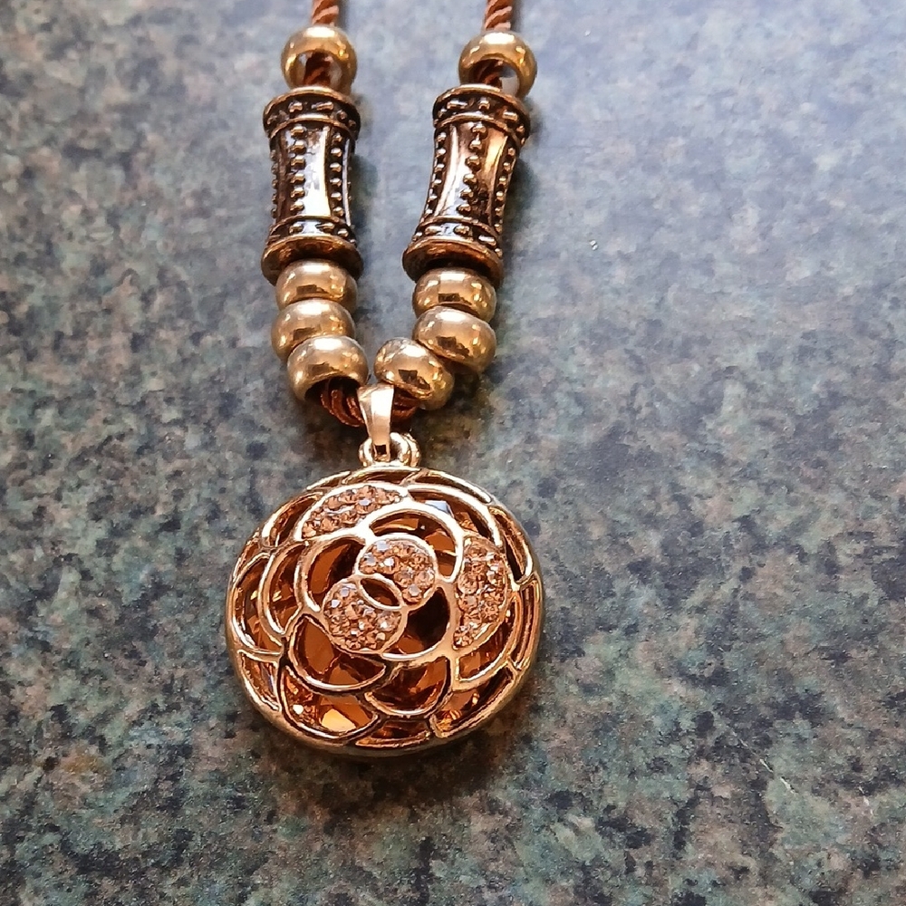 Elegant Gold Pendant Necklace